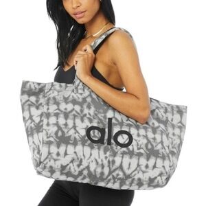 🔥NWT Alo Yoga Gym Bag/Large
Shopper Tote Grey Tie-dye🔥